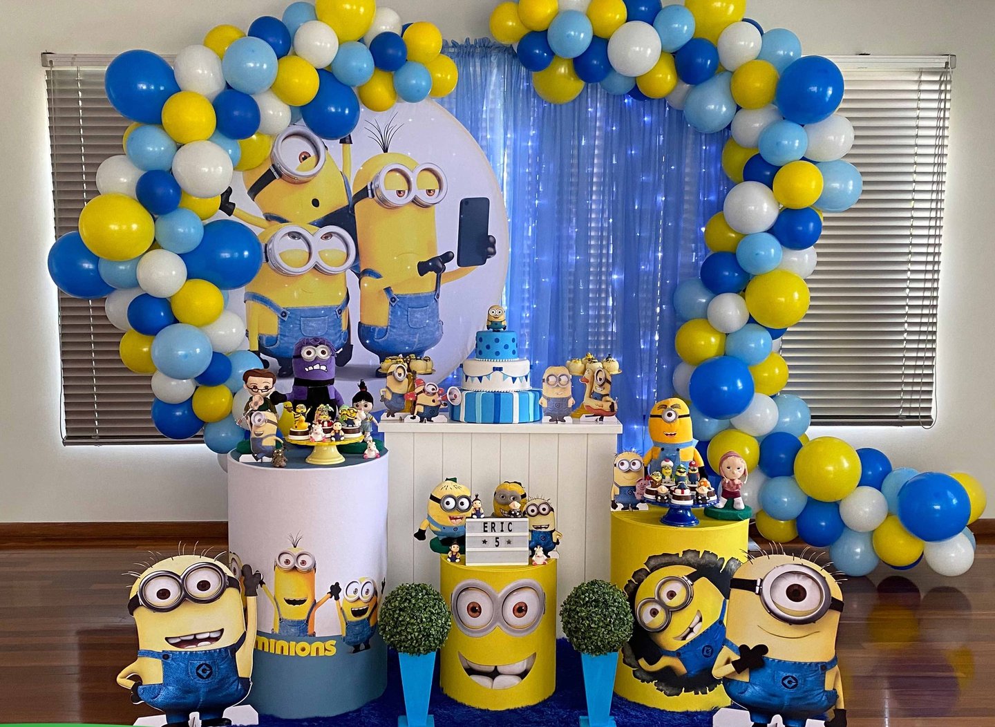 Aluguel de decoração infantil Minions na Freguesia do Ó com mesa decorada temática