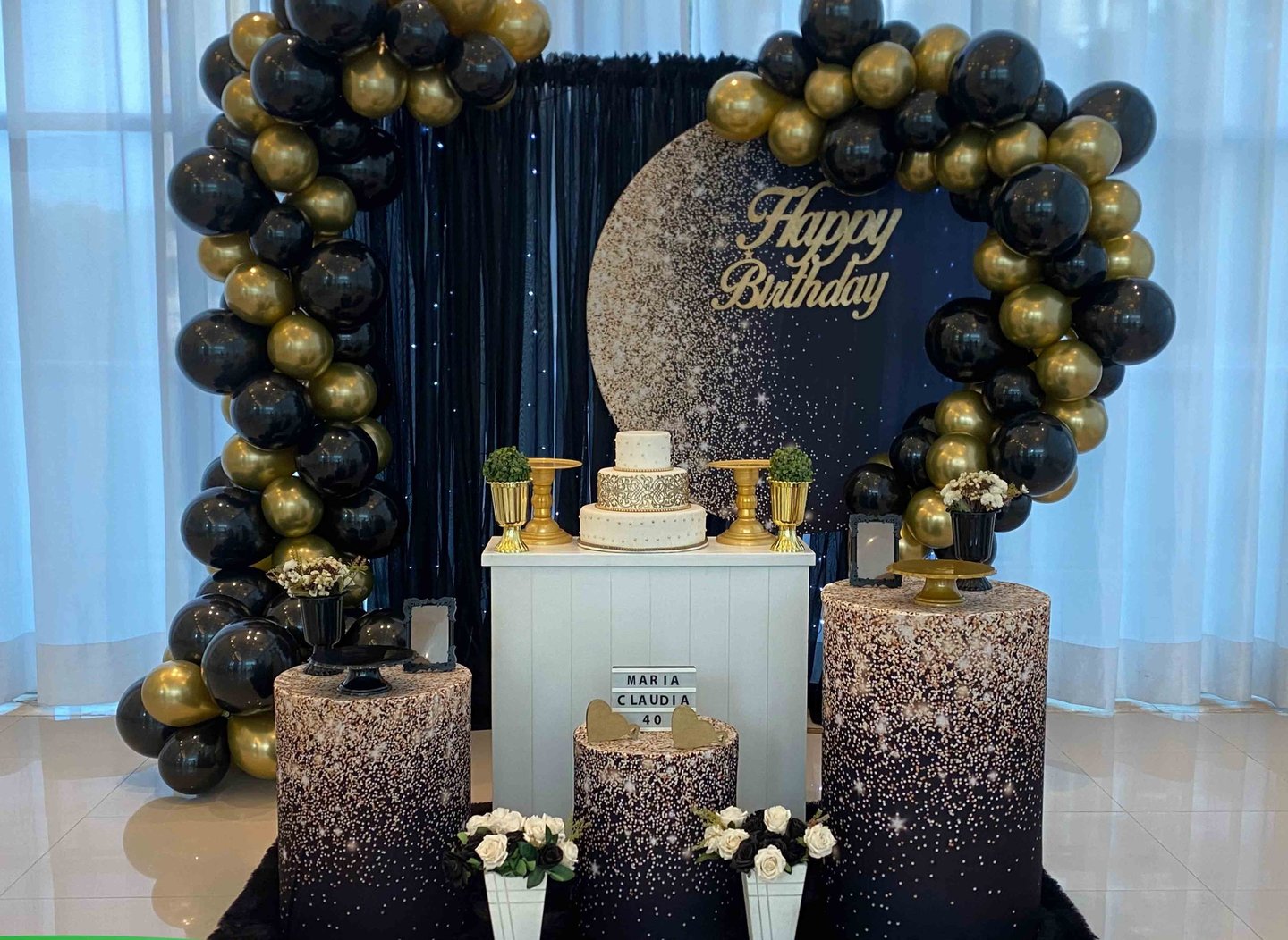 Aluguel de decoração preto e dourado na Freguesia do Ó com mesa decorada temática para festa