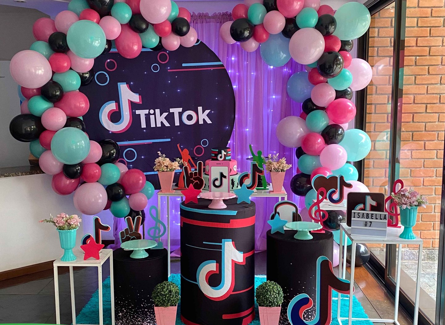 Aluguel de decoração TikTok na Freguesia do Ó com mesa decorada temática para festa
