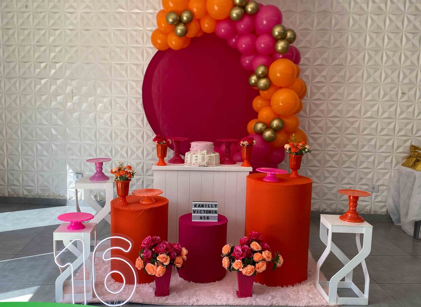 Aluguel de decoração Festa Teen Pink e Laranja na Freguesia do Ó com mesa decorada