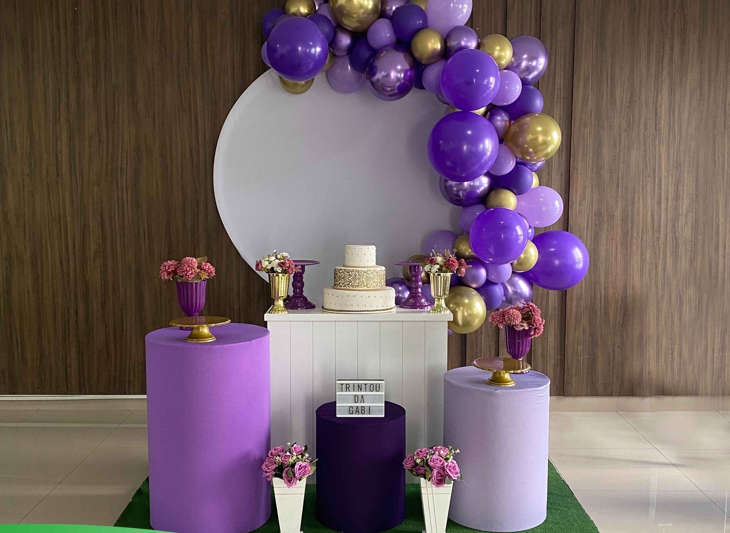 Aluguel de decoração roxo e lilás na Freguesia do Ó com mesa decorada temática para festa