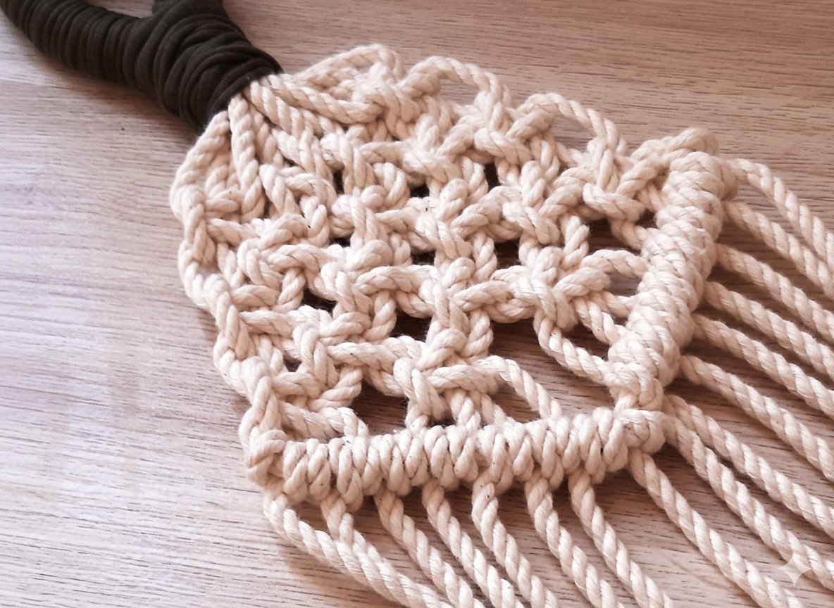 tejido de macramé color beige sobre mesa