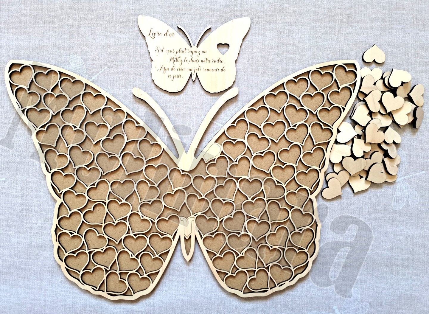 Livre d'or en bois en forme de papillon avec des coeurs