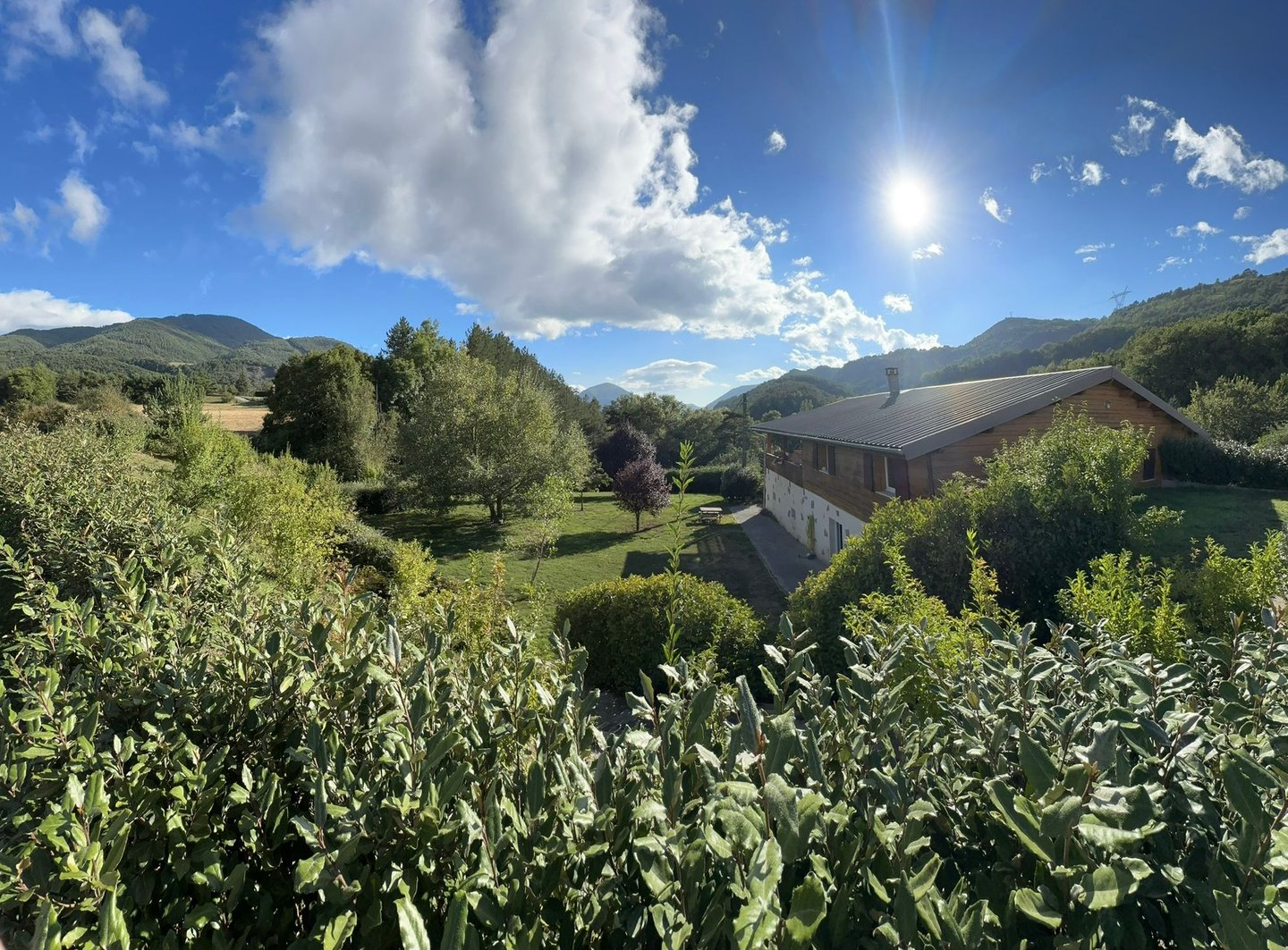 Vue d'ensemble des gîtes de l'Avance et de son grand jardin.