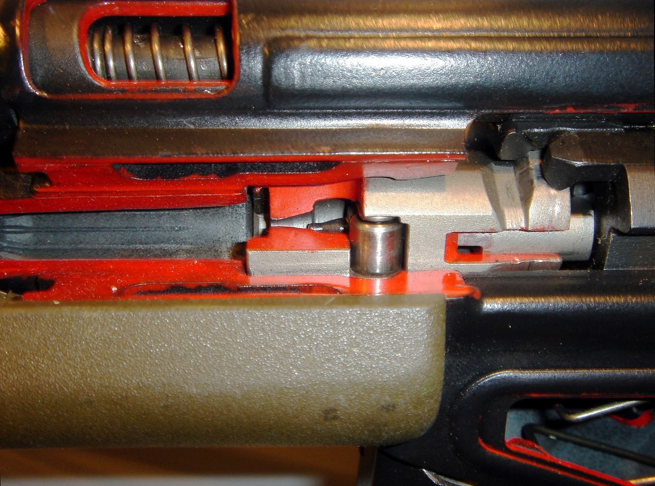 Schnittmodell des Heckler und Koch G3. Druckausgleichrillen sind in der Kammer 