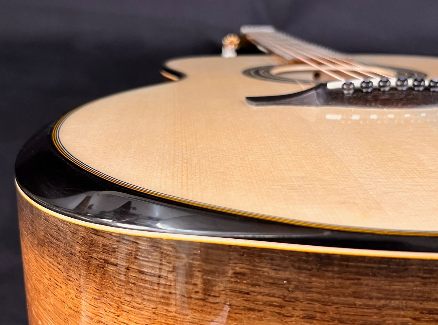 Nahaufnahme, akustische Gitarre, Bog Oak Sattel, Armauflage Ebenholz, PUR-Lack hochglanzpoliert