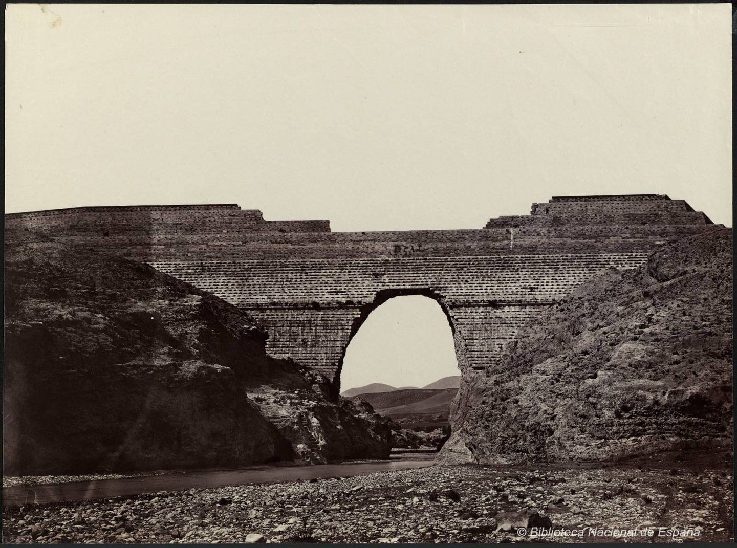 Photograph from 1867 showing the enormous breach opened in the Puentes dam in 1802. Biblioteca Nacio