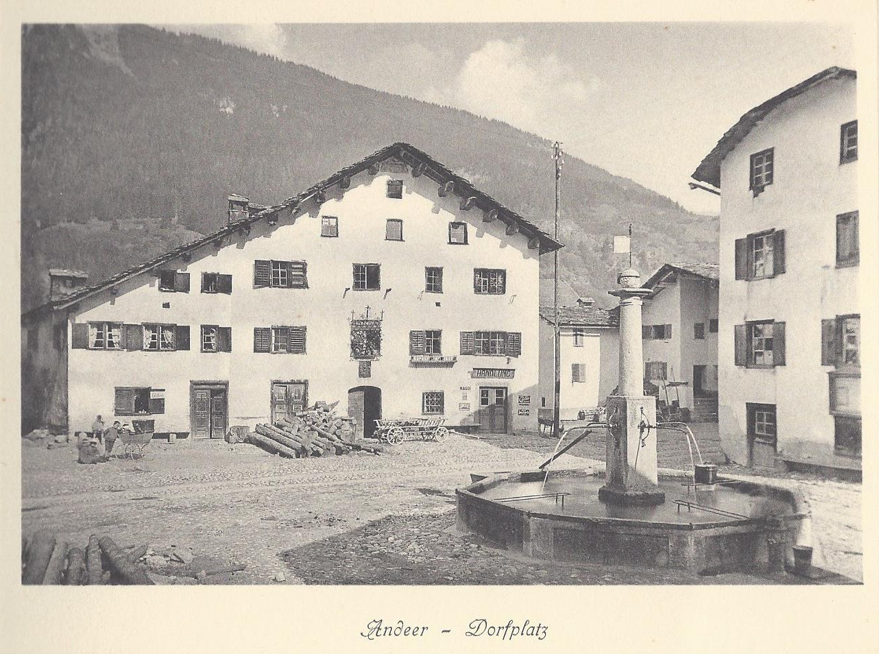 Dorfplatz Andeer mit Weissem Kreuz