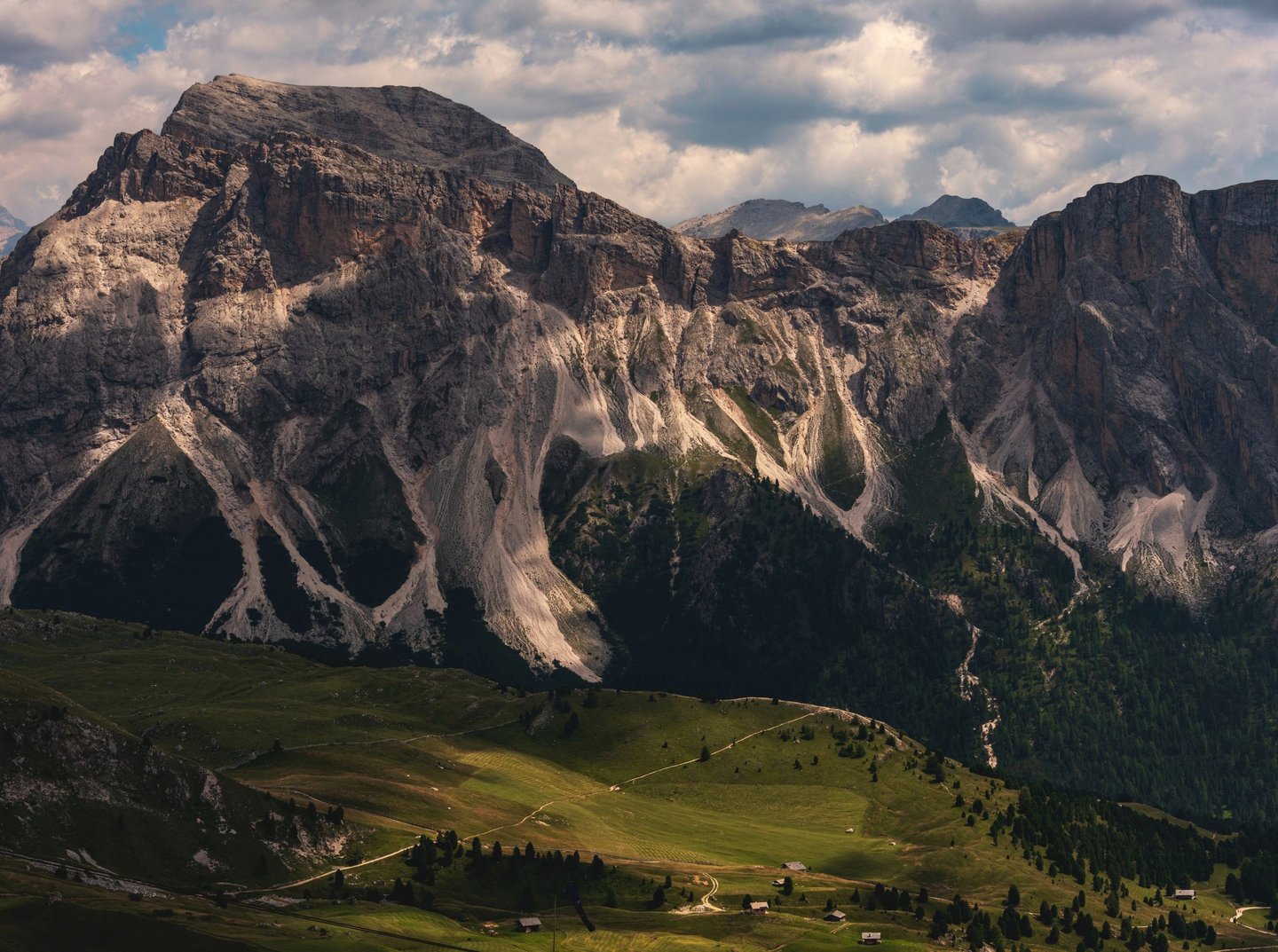 Rayons de lumière sur la vallée derrière Seceda