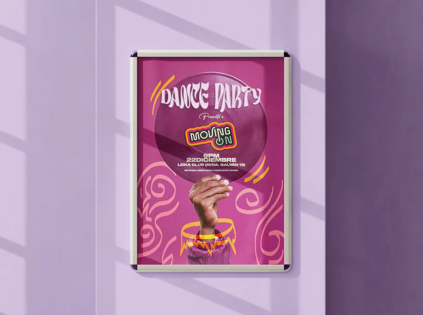 Poster promocional de Moving On con motivos rosas y disco sobre una pared morada