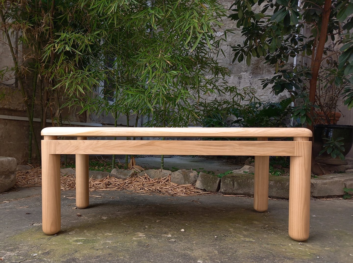 le plateau surélevé de la table laisse respirer la structure