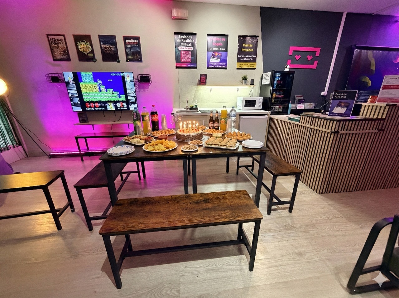 Mesa con tarta y bebidas