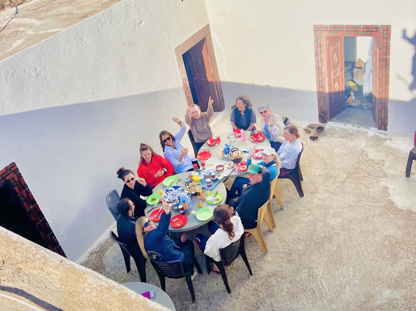 cavaliers partageant le gouter après une journée de randonnée 
