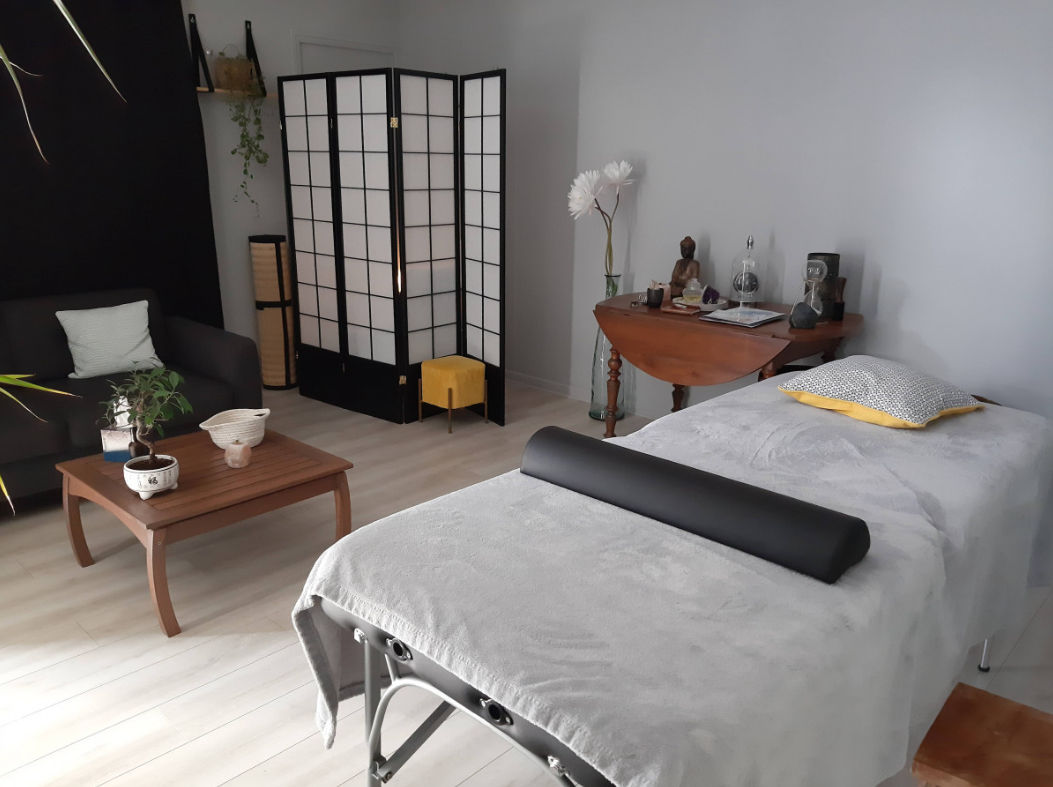 intérieur du salon bretizen avec la table de massage