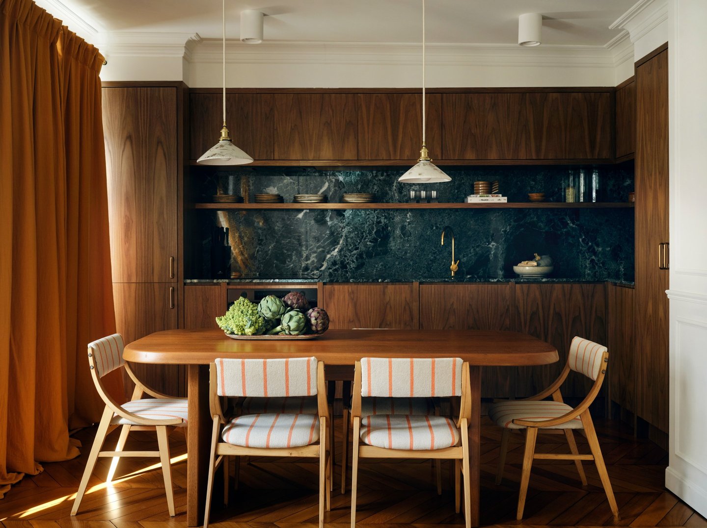 Cuisine haut de gamme sur mesure en noyer massif et marbre dans appartement haussmannien à Paris 5e