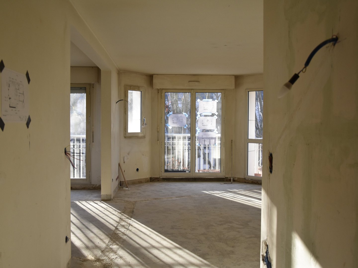 Bow window avec vue sur le Canal Saint-Martin pendant la rénovation intérieure haut de gamme à Paris