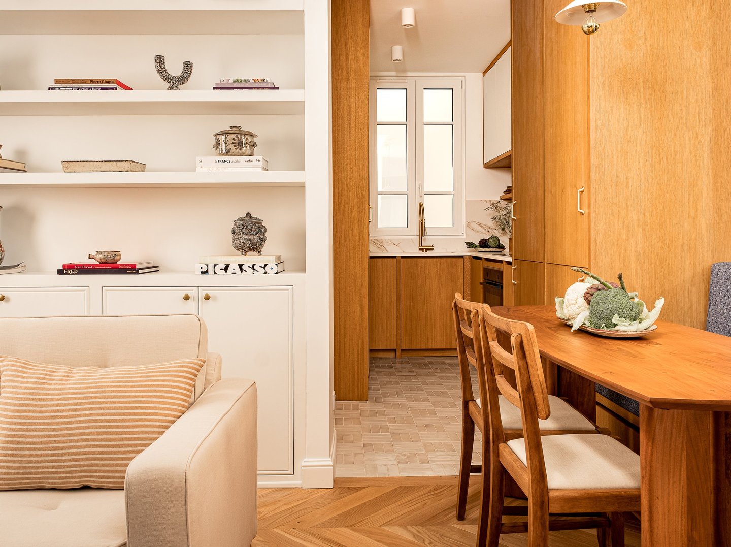 Cuisine ouverte et salon lumineux dans appartement haussmannien familial à Paris