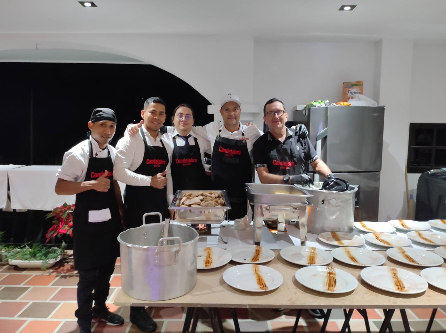 Trabajo en equipo en candelabro parrilla