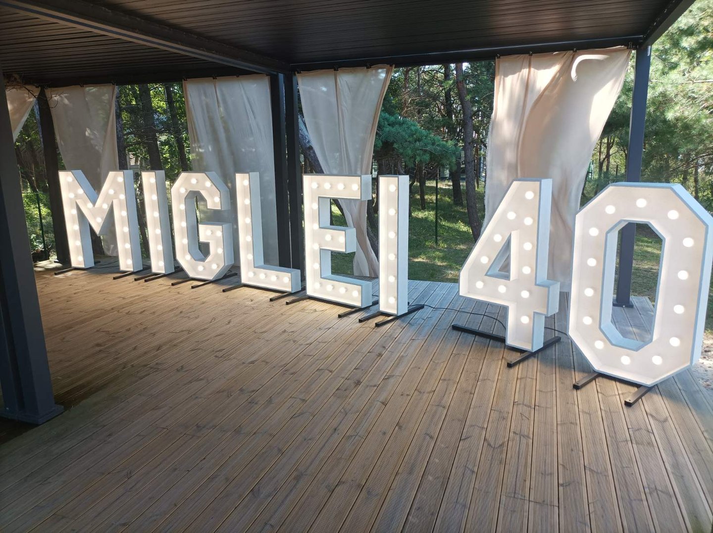 Šviečiančių raidžių nuoma