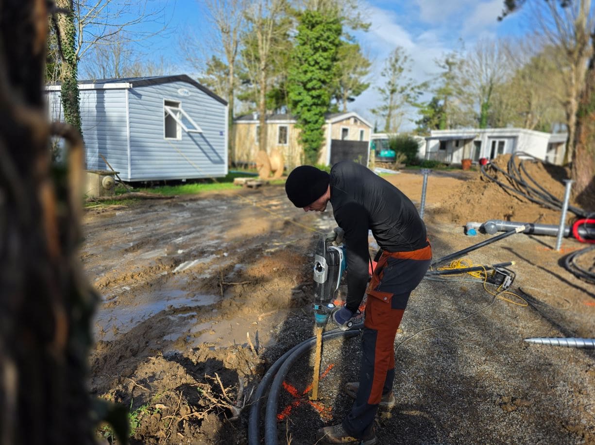 Technicien installant une fondation sans béton sur terrain humide