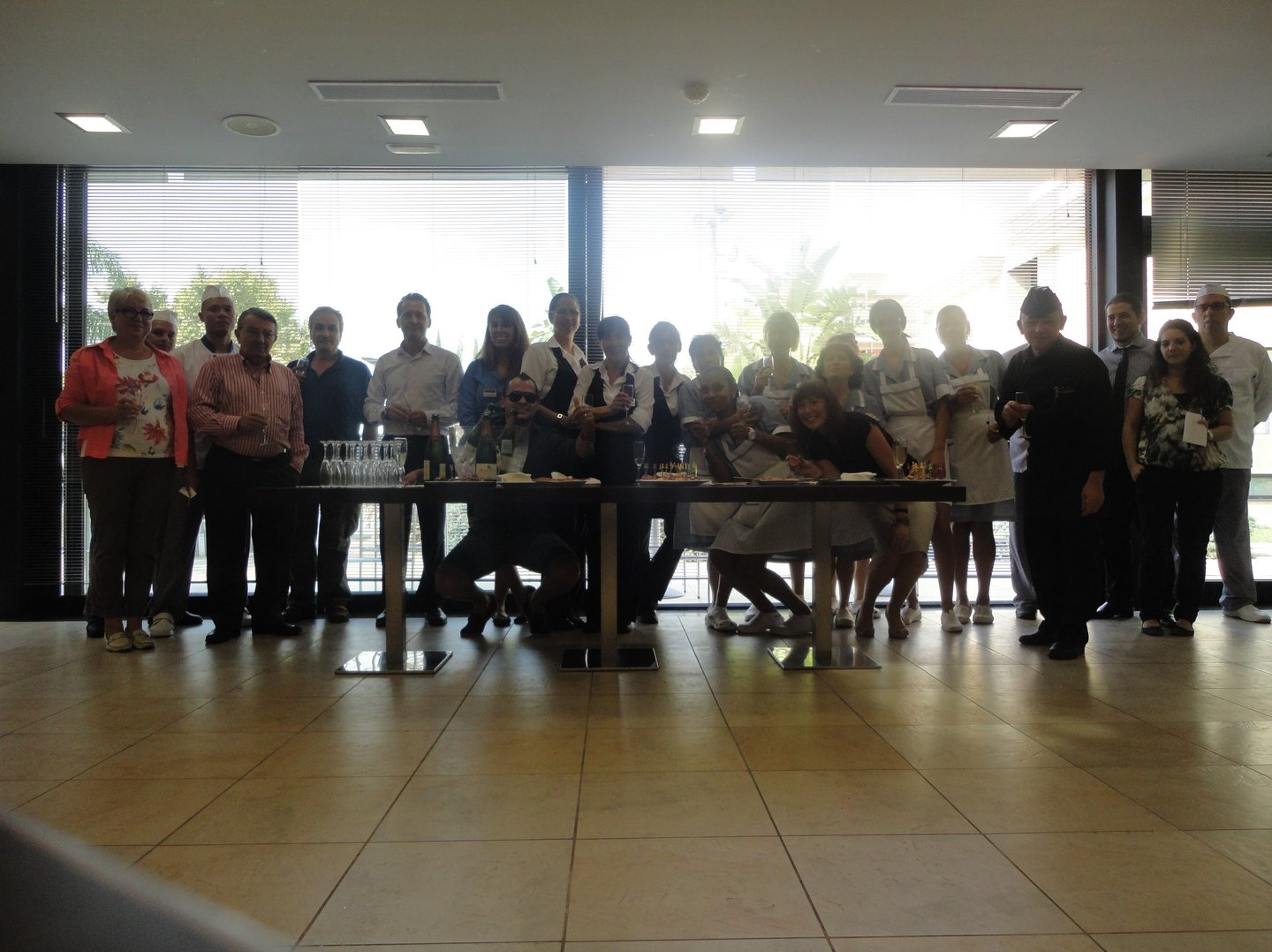 celebración de consecución de objetivos en diferentes áreas de hotel urbano independiente