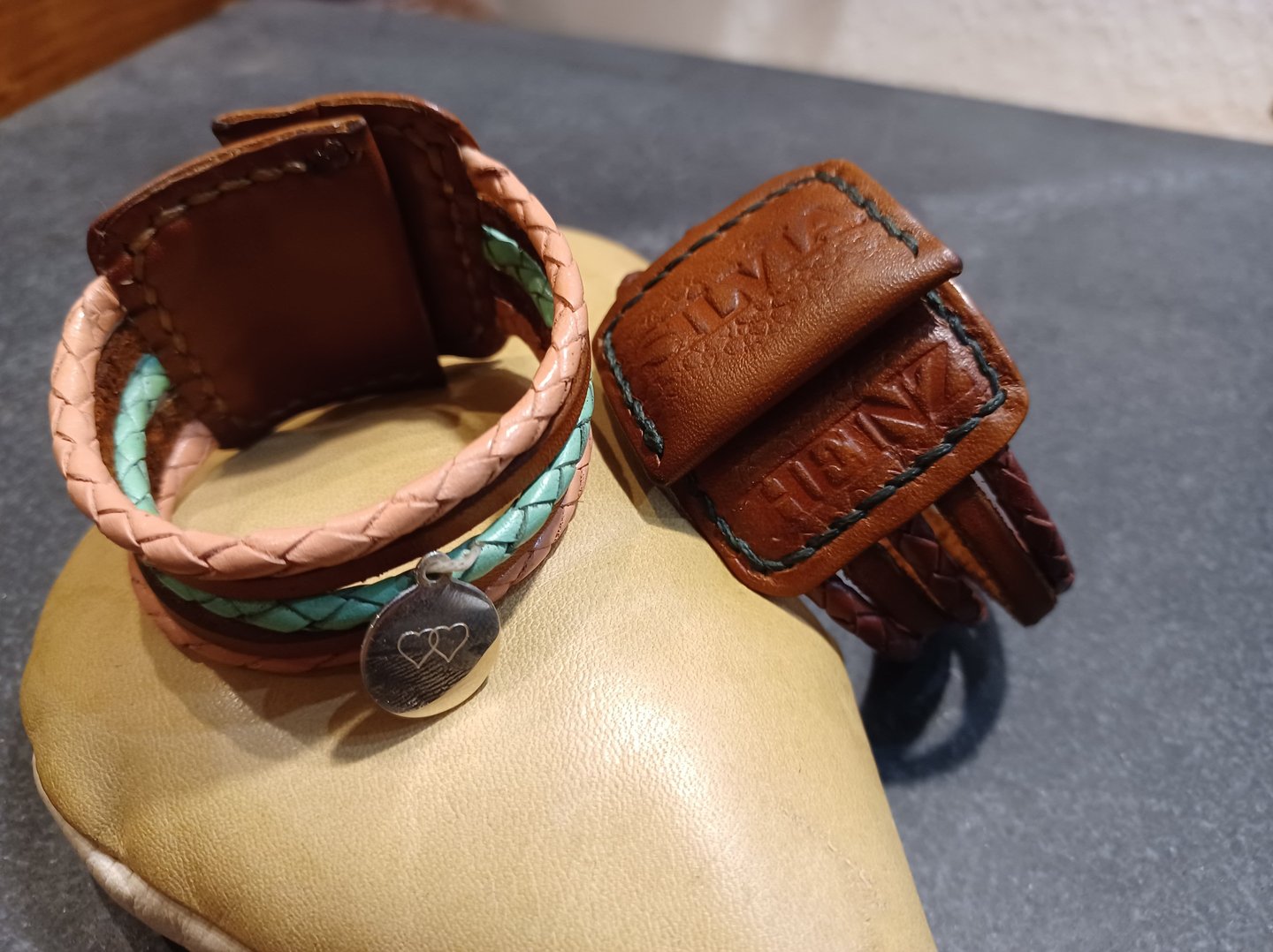 Handgefertigte Individualisierte Partnerarmbänder aus Leder. Handarbeit aus Angelbachtal