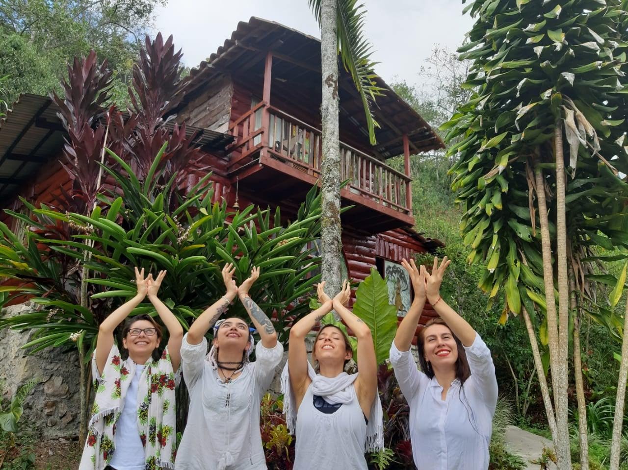 mujeres poderosas haciendo mudras 