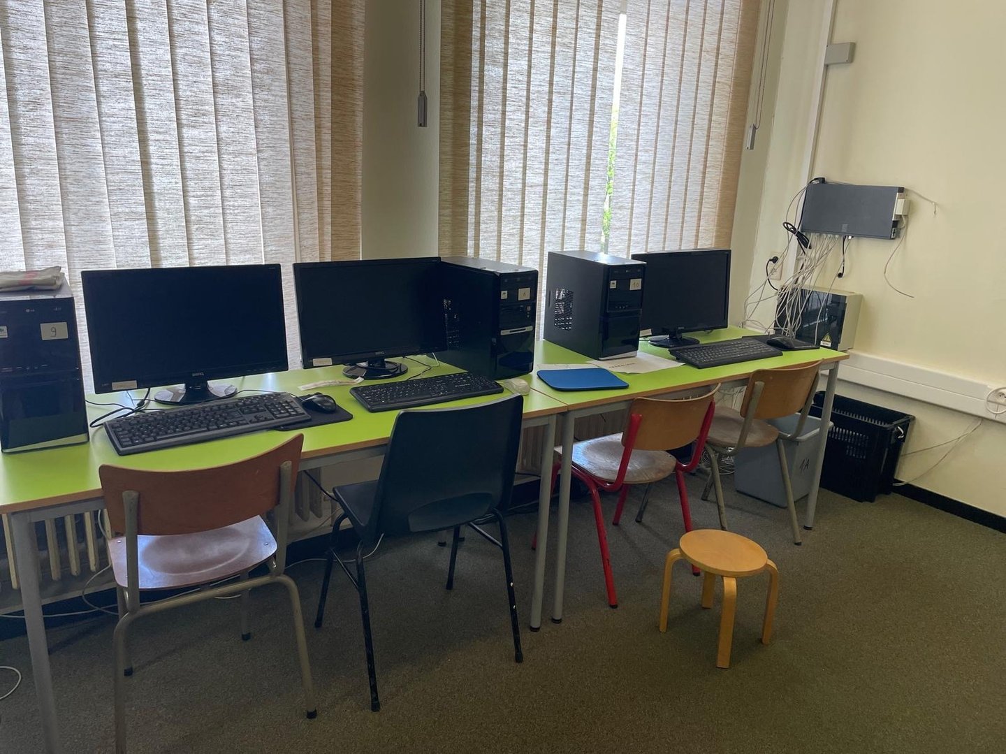 image représentant le local informatique et ses ordinateurs