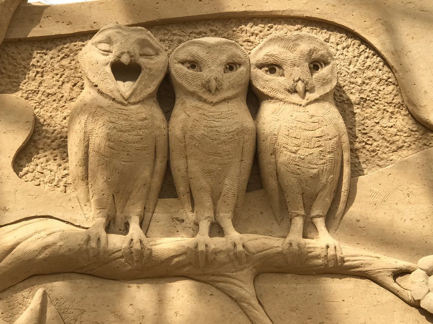 Eulen in der Sandskulpturenausstellung in Prora