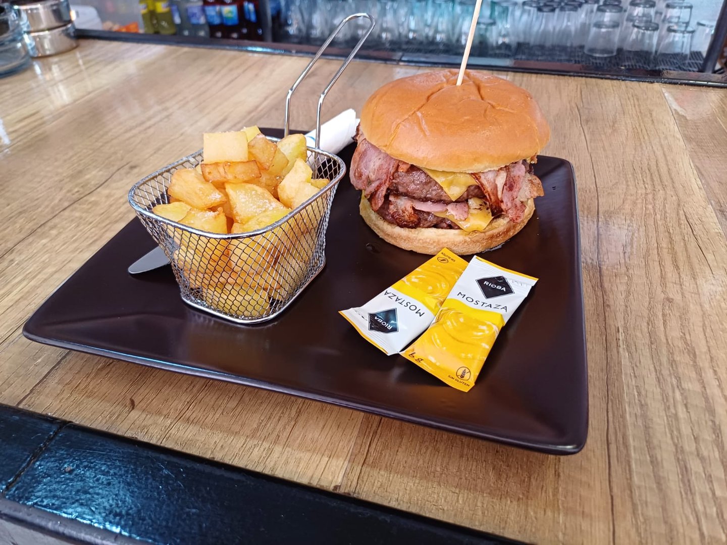 Hamburguesa con dos carnes, bacón frito, doble de queso