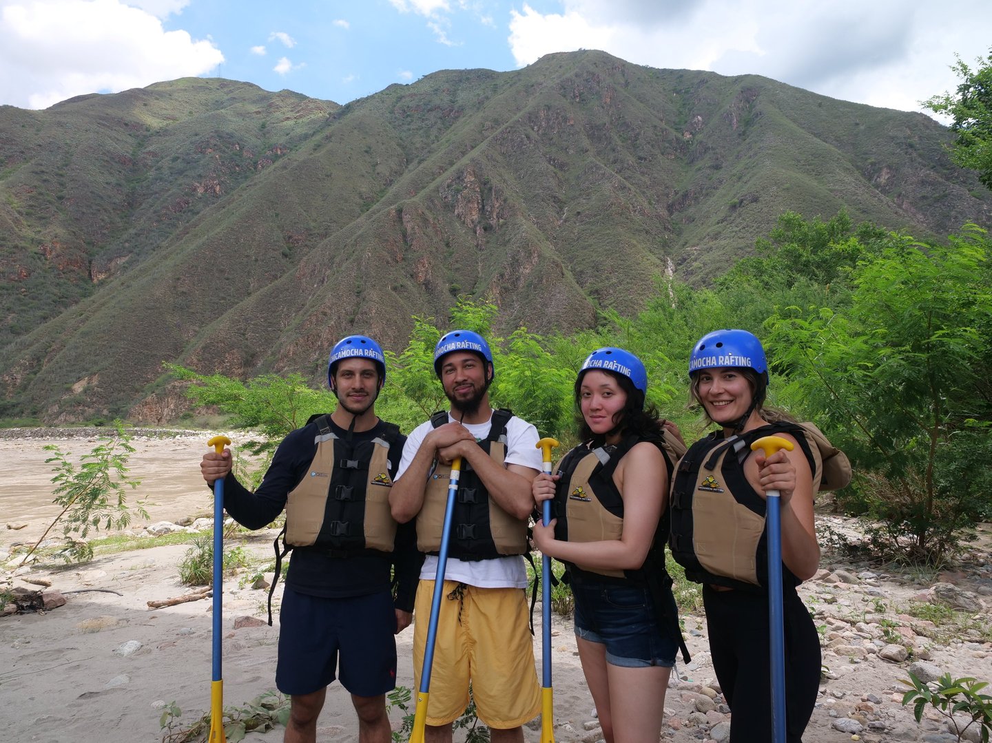 personas felices por practicar rafting en el camino del chicamocha 