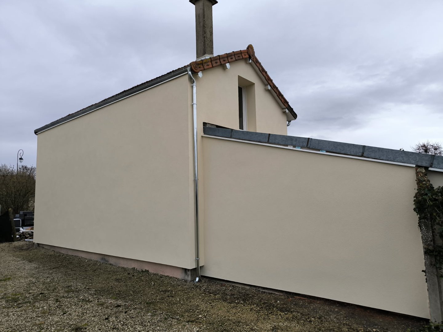 chantier d'ITE et d'enduit de finition sur une maison avec garage dans l'Aube