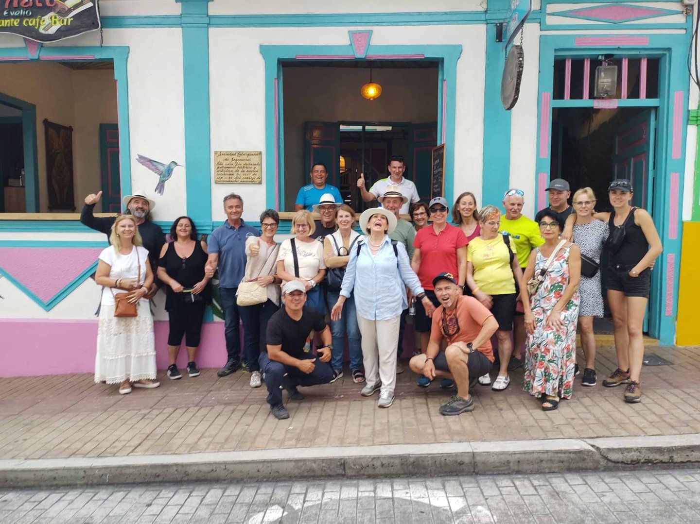turistas extranjeros frente a la Casa museo y Restaurante El Hato de Evelio