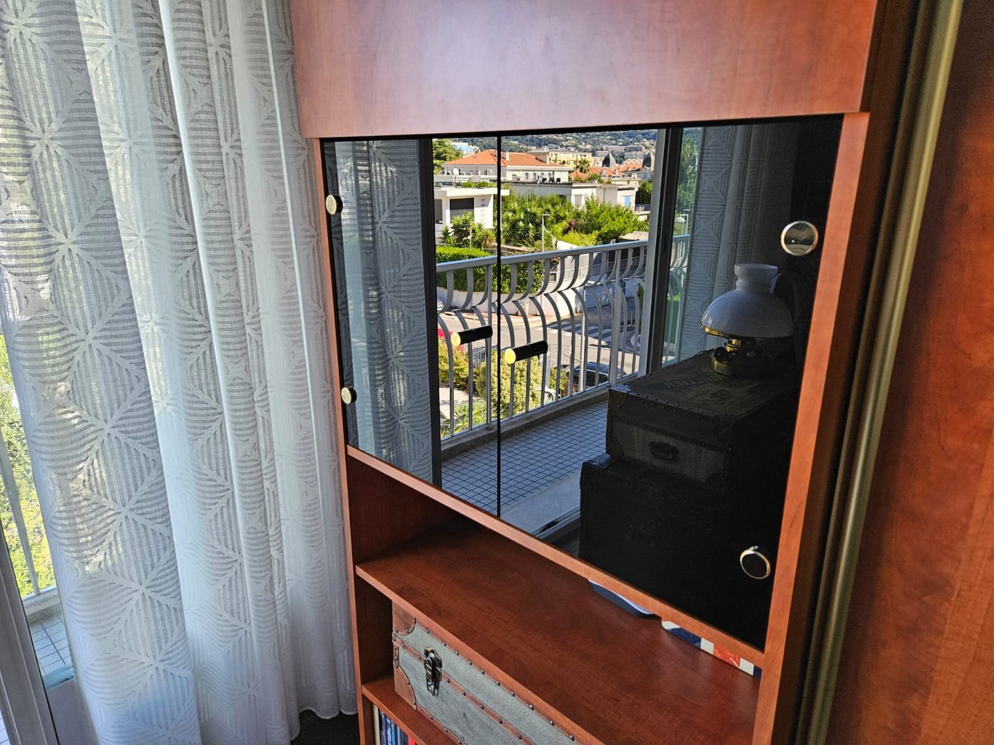 Photo de porte de placard sur mesure + vitrerie sur mesure + laqué noir + verre + fenetre