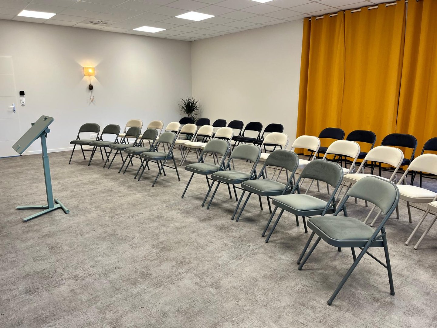 Salle 55 m²  avec 34 chaises