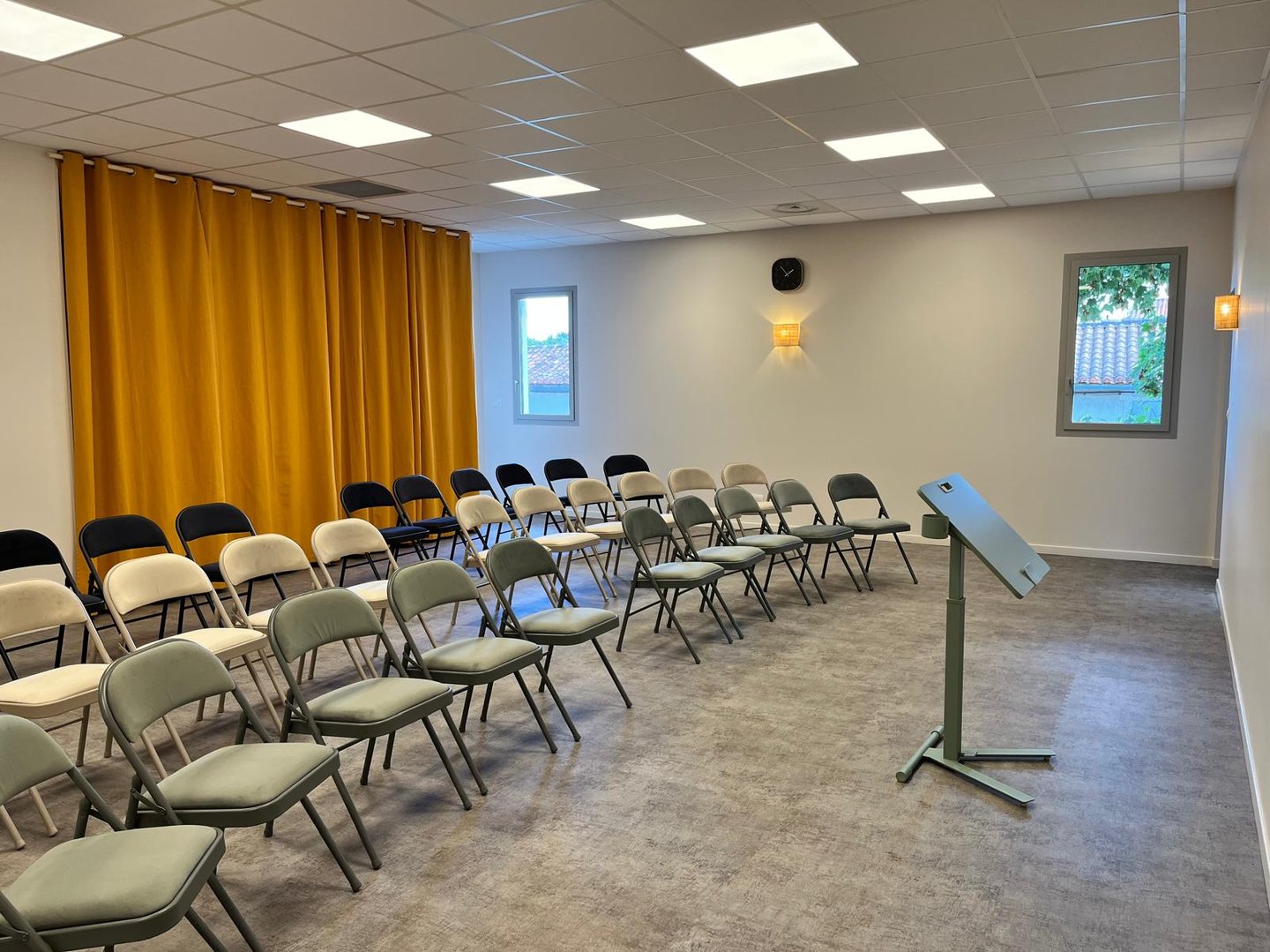 Salle 55 m²  avec 34 chaises