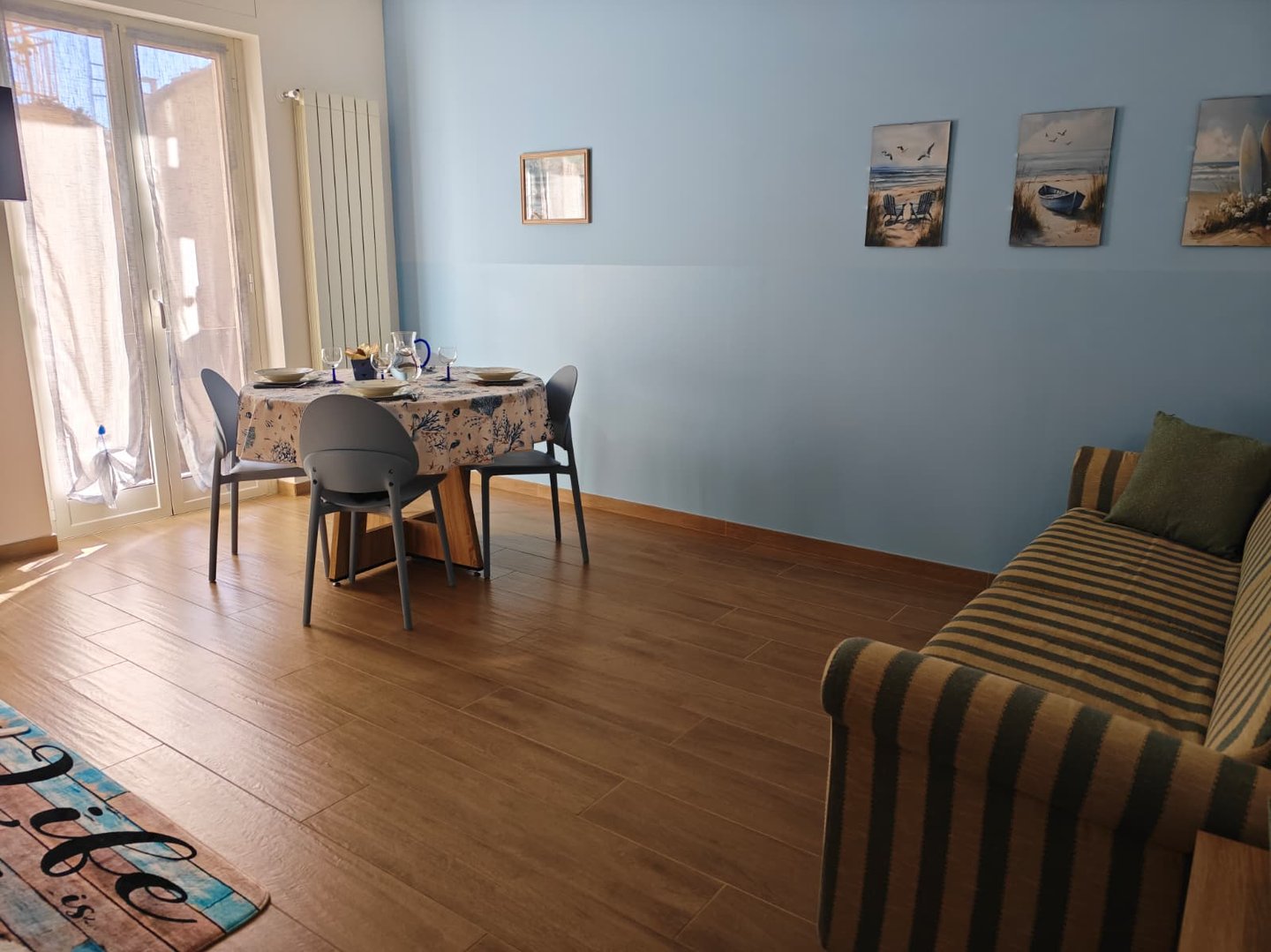 Soggiorno sala da pranzo con balcone