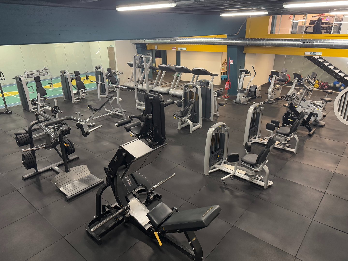 Sala attrezzata della palestra Move 2 Grow a Milano con macchinari per esercizi di forza, cardio e allenamenti funzionali, in