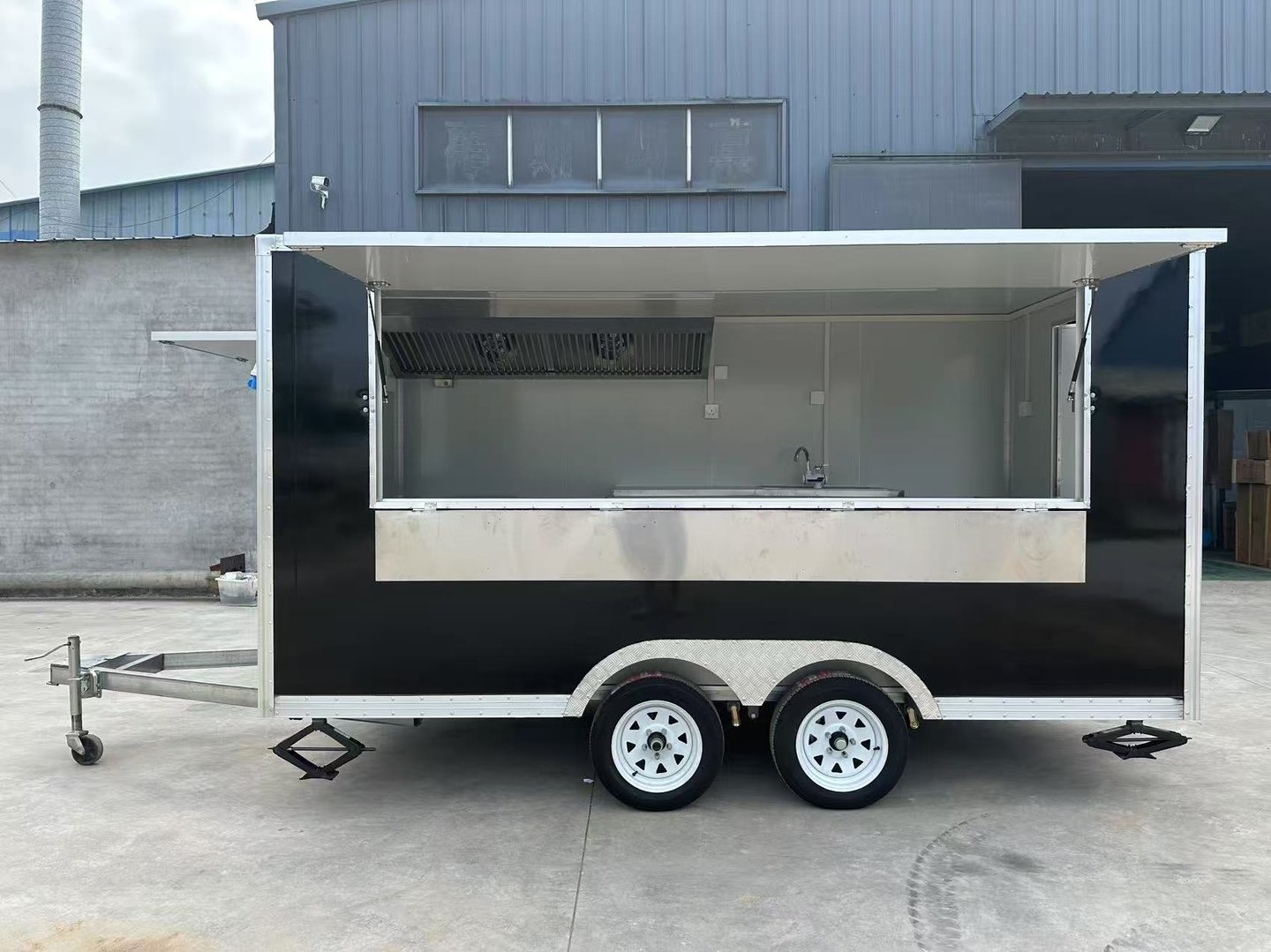 Intérieur du foodtrailer Box, plan de travail en acier inoxydable, éclairage LED, prises électriques et aménagement ergonomiq