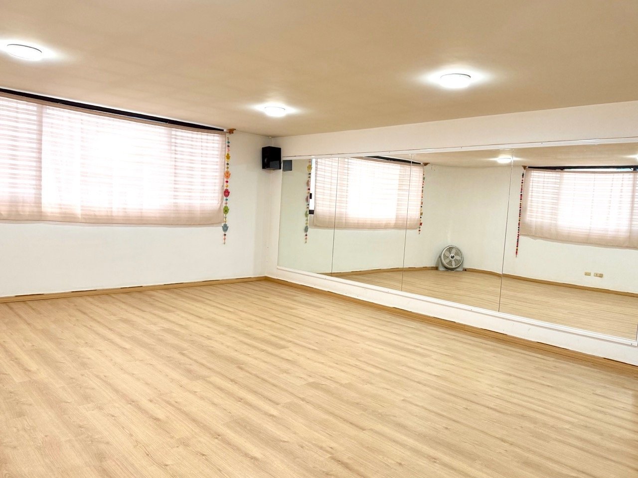 Salón iluminado de clases de danza rojo liminal arte