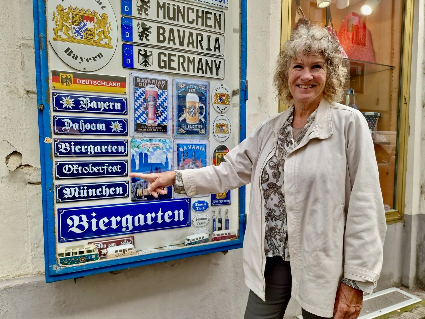 Uschi pointing at signs in Munich during a Walk and Talk German lesson