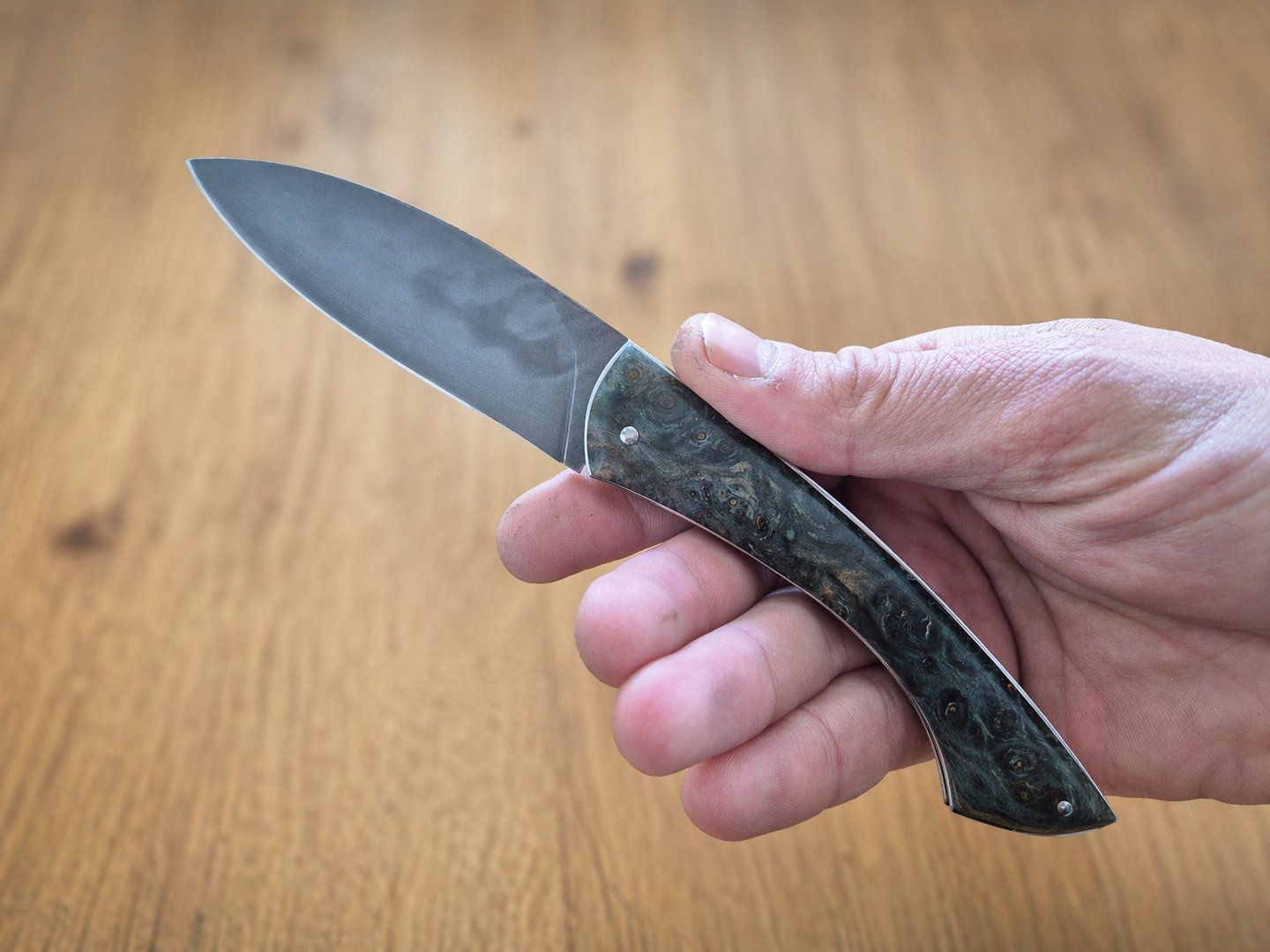 L’Élégant, couteau pliant à cran forcé avec manche bleu stabilisé.