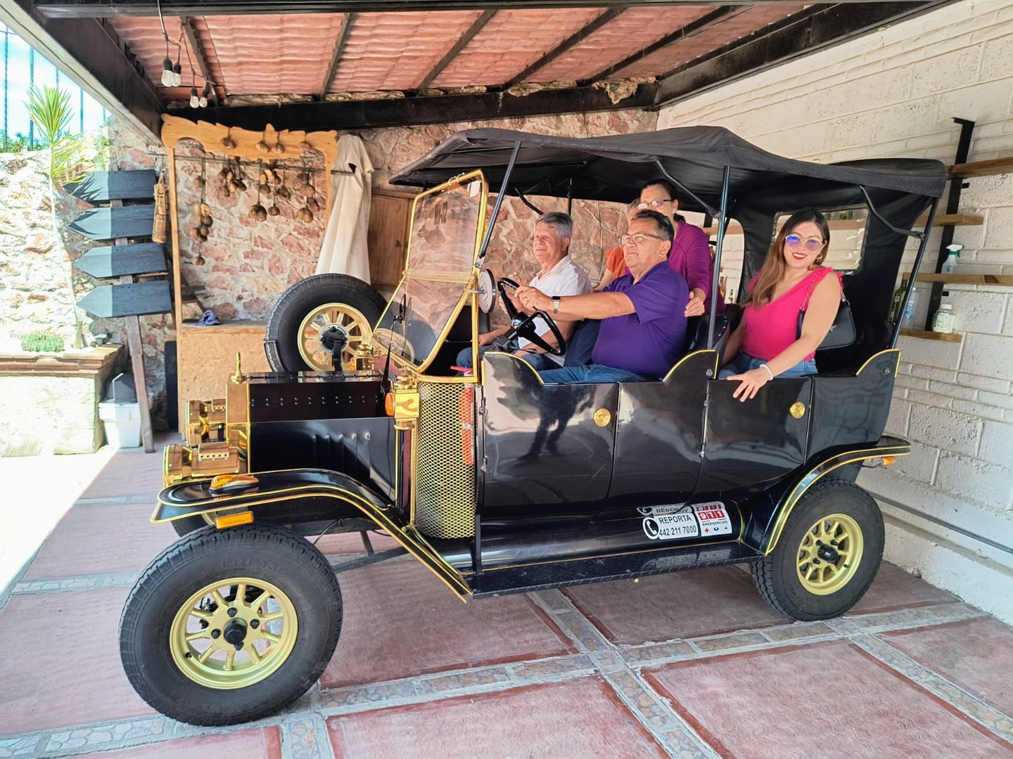 Familia dentro de un vehiculo de exhibicion en tequisquiapan