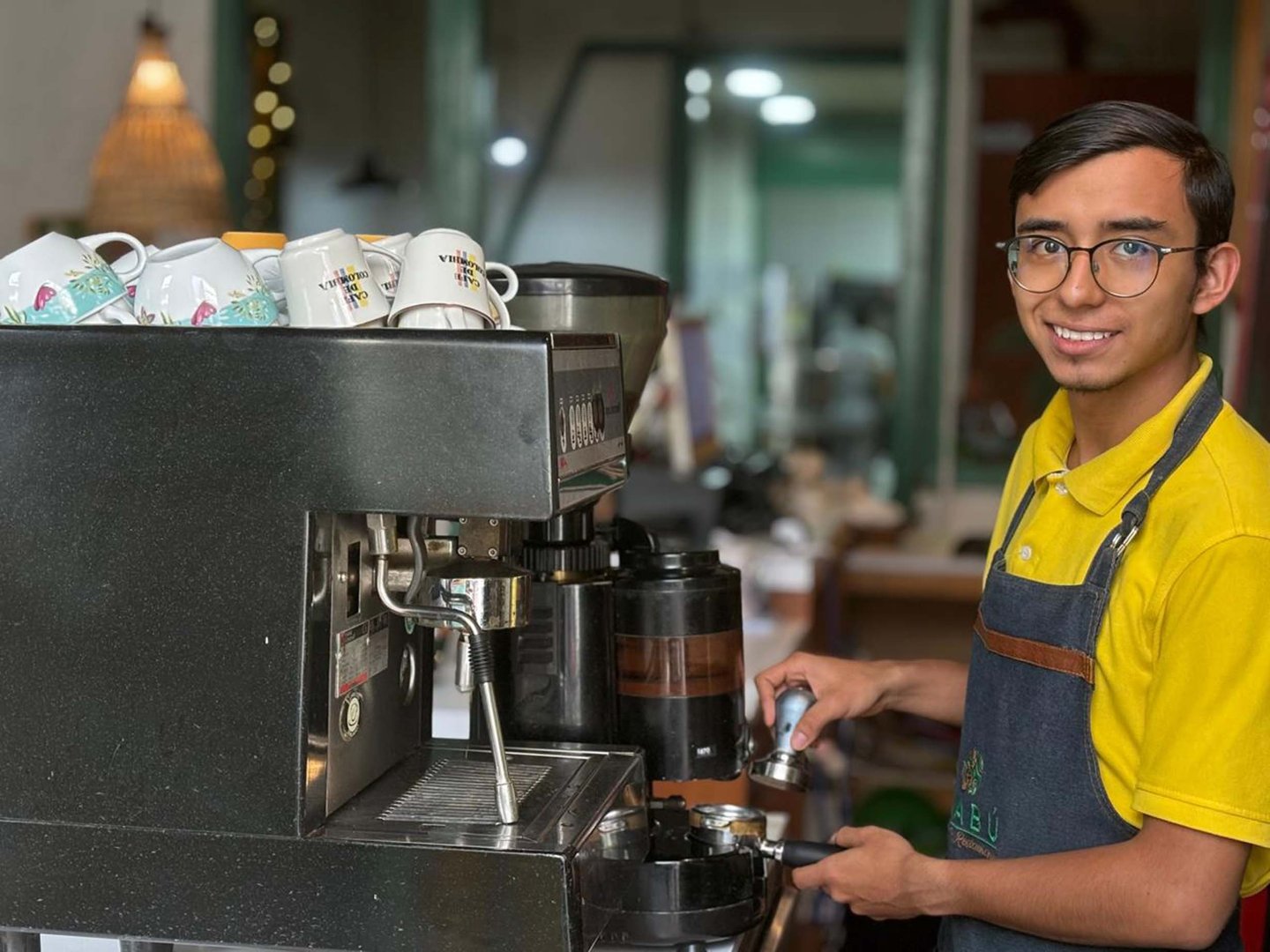 Nuestro varista preparando un Café de Origen en Kabú Café Restaurante Calarcá Quindío