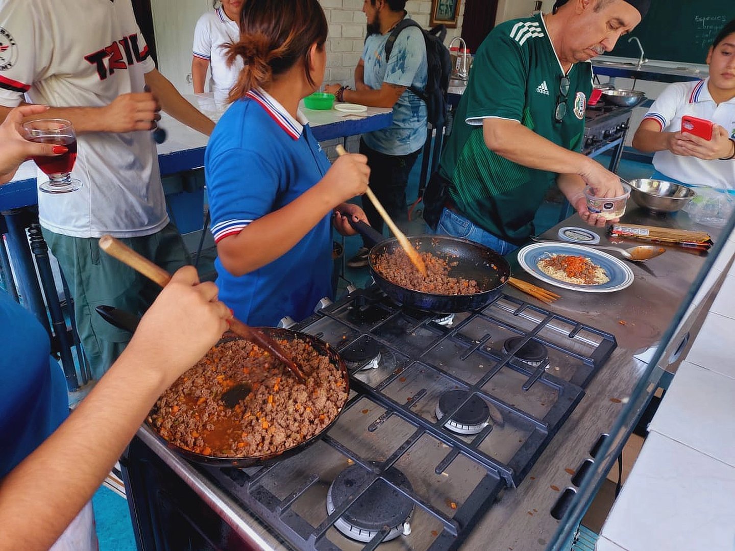 Alumnos en el taller de gastronomía