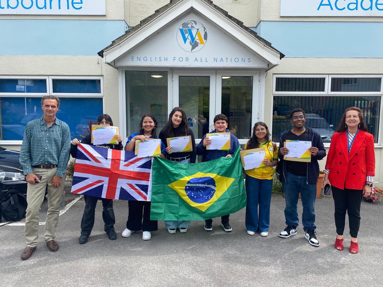 Grupo de estudantes de intercâmbio recebendo seu certificado internacional em escola na Inglaterra