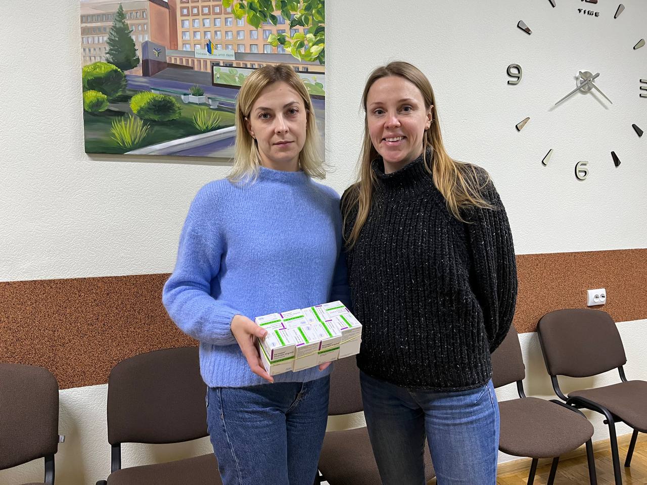 дві жінки стоять поруч одна з одною в кімнаті