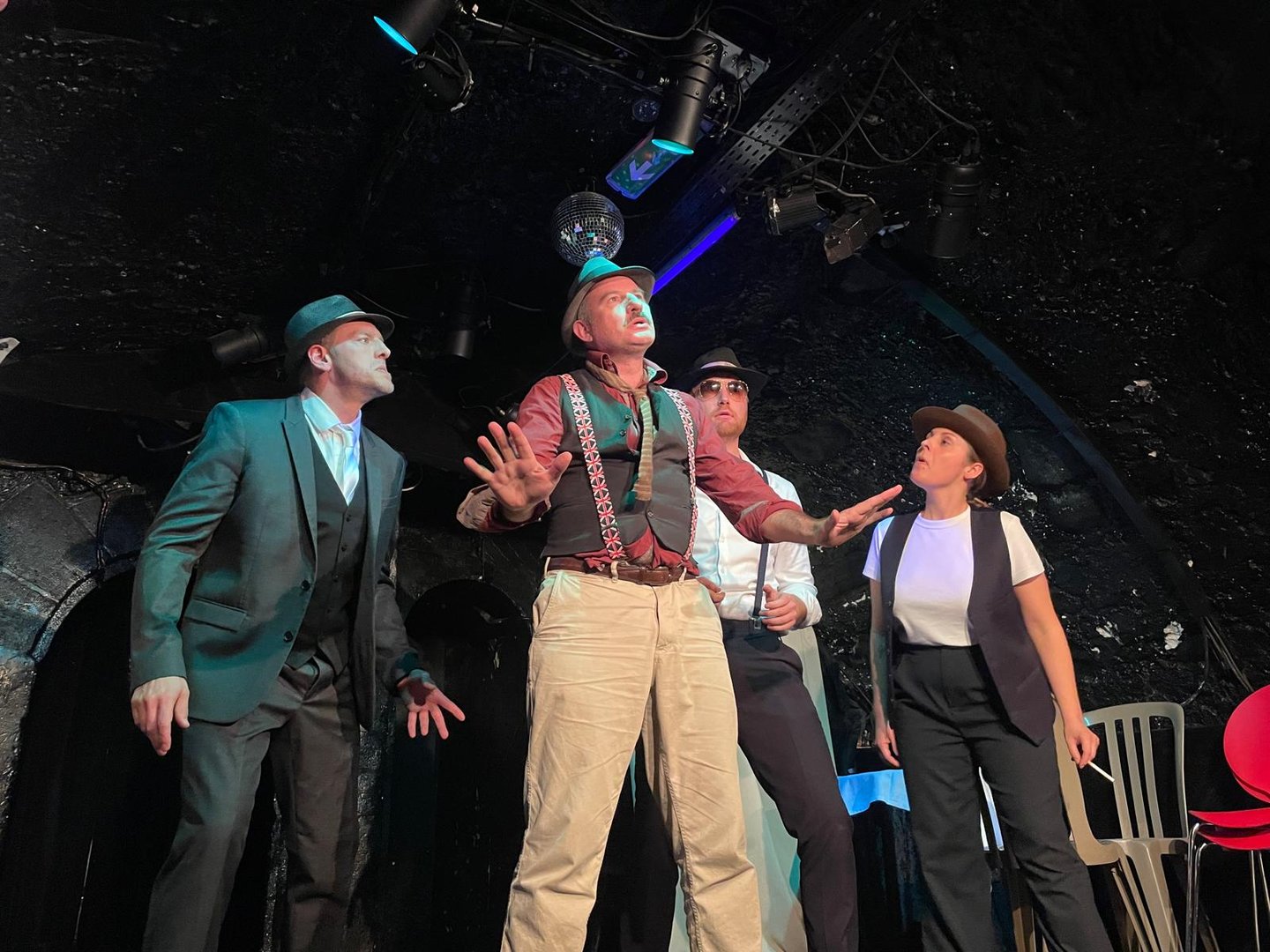Élèves Comic Academy reprenant les Monty Python — théâtre comique Paris