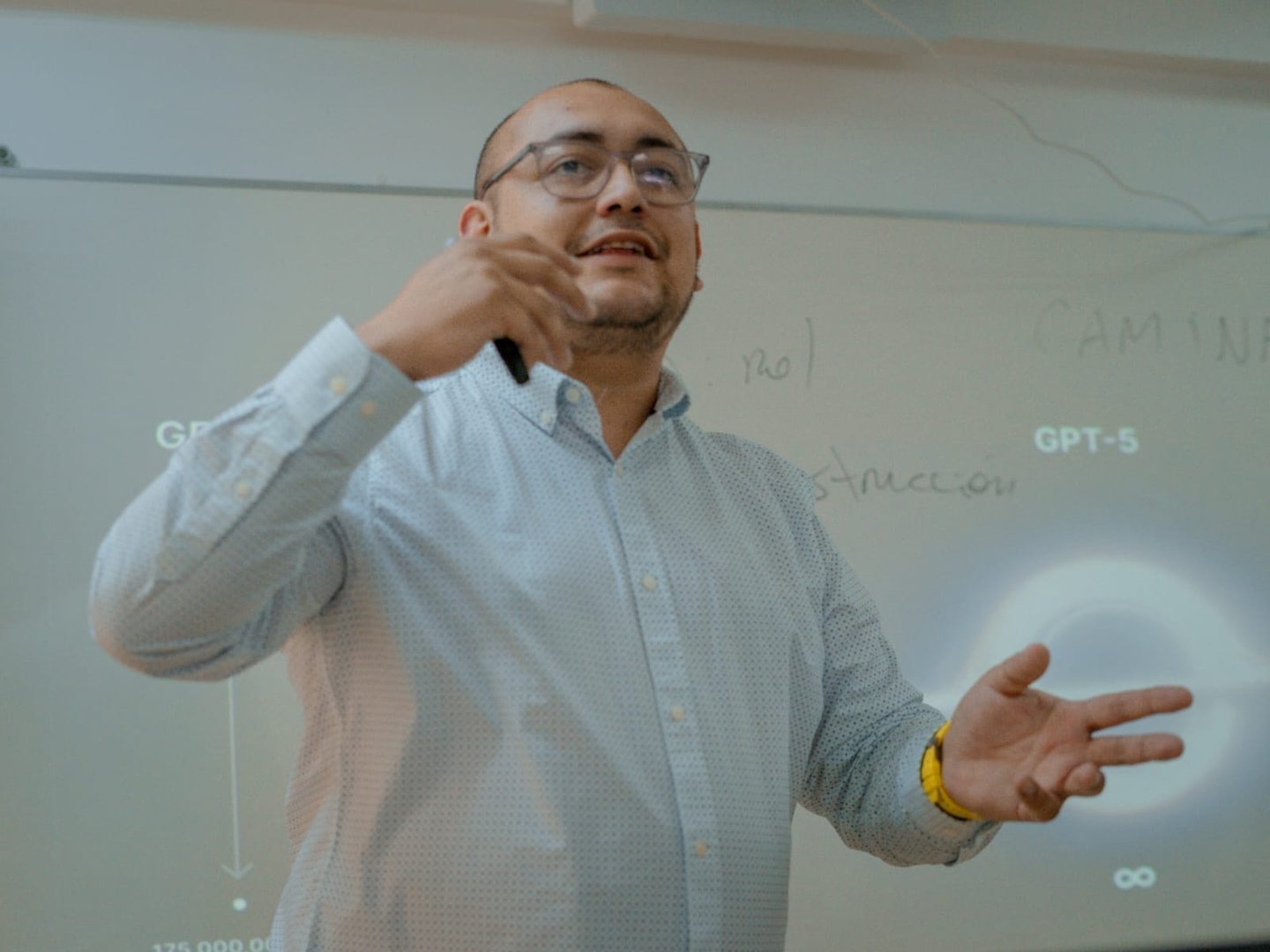 Bruno Villalobos en charla sobre Inteligencia Artificial