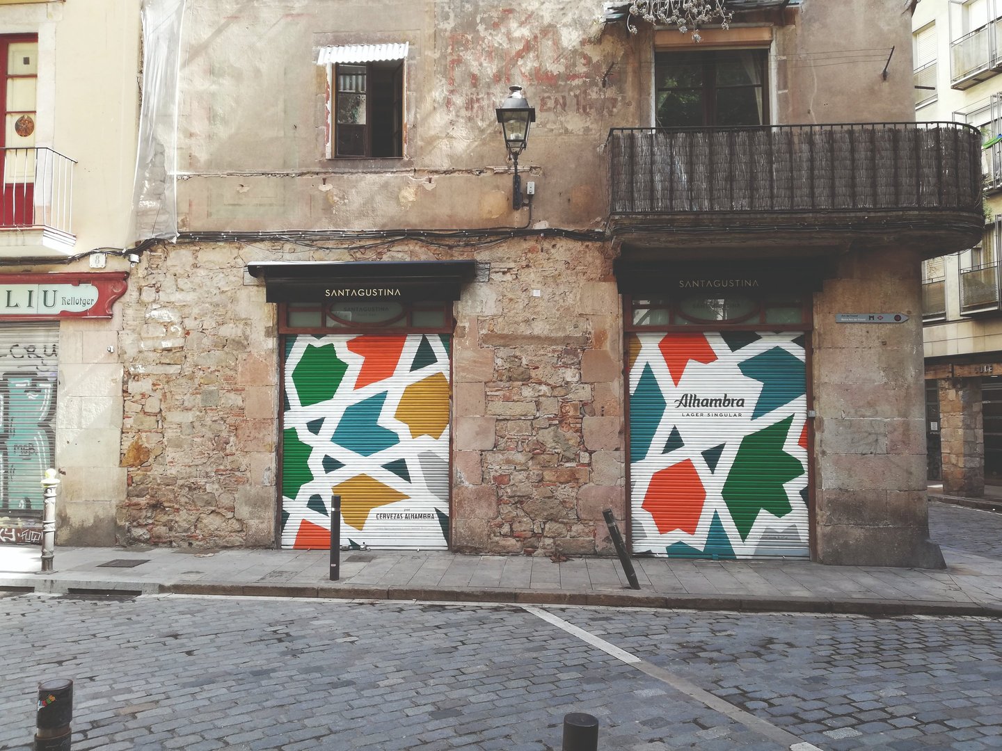 Graffiti en cierre metálico. Para la campaña publicitaria de Cervezas Alhambra (Grupo Mahou).